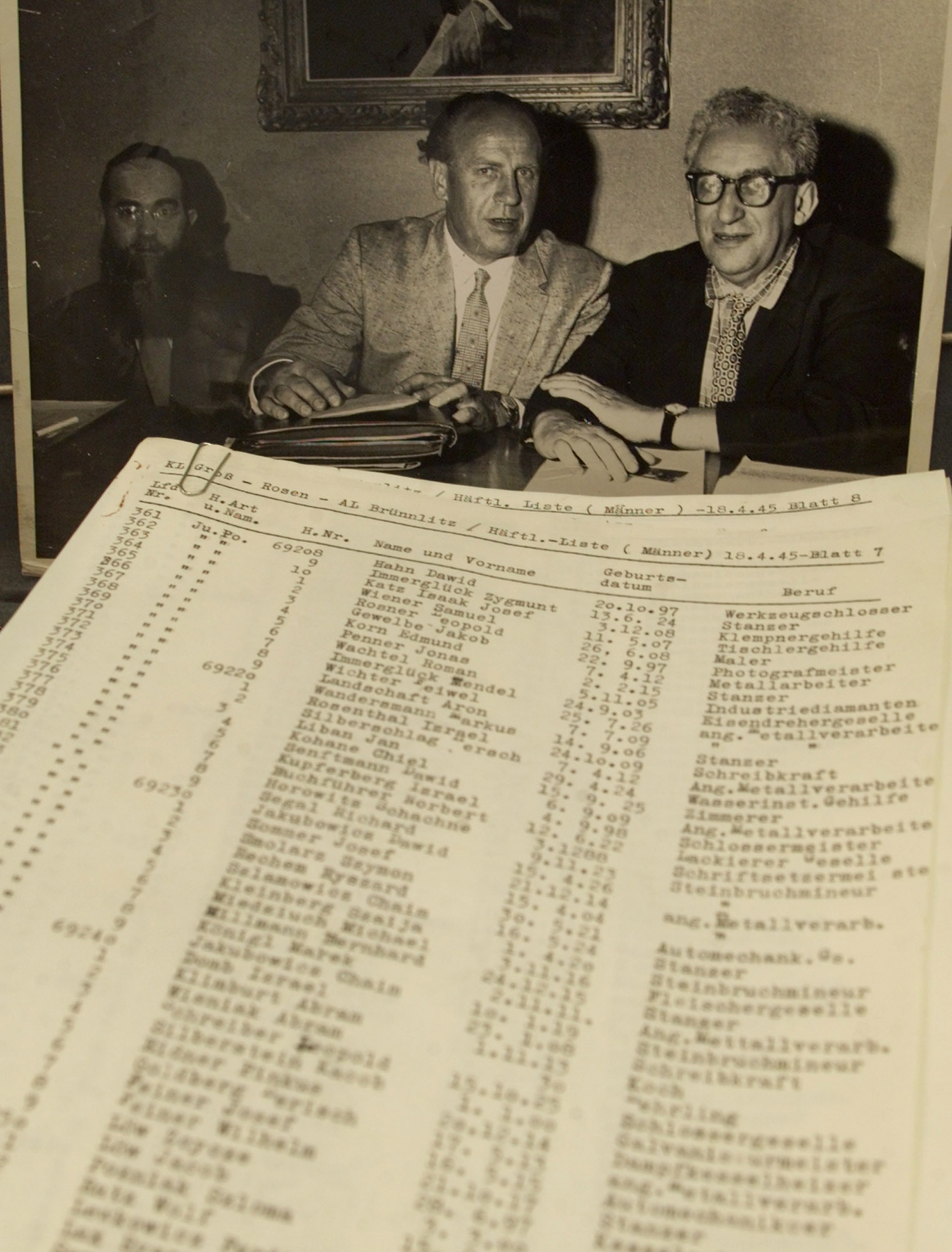 En annan person som också är igenkänd från andra världskriget är Oskar Schindler. En annan person som också är igenkänd från andra världskriget är Oskar Schindler.